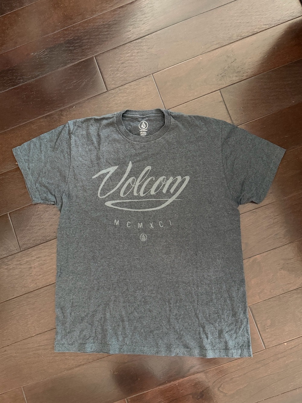 Volcom T-Shirt Short Sleeve Gray Mens Large Script Skateboard Surf Swim